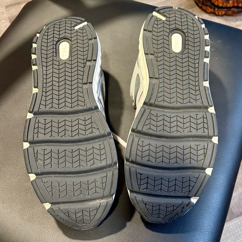 Brook’s Addiction Walker Suede Sneakers
Women’s Size 9 Wide - Picture 7 of 10
